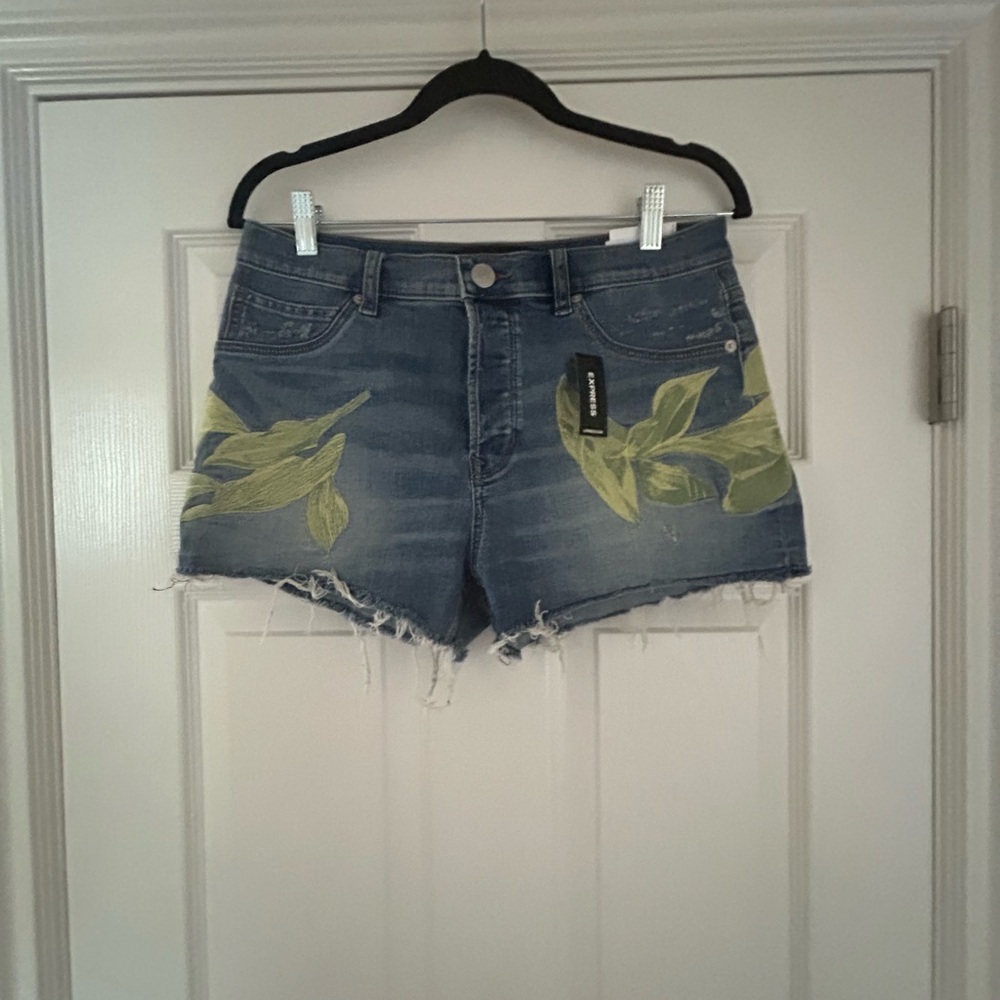 Express Vintage Mid Rise Jean Shorts with green & blue embroidery.  NWT, sz 6